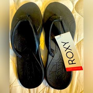 ROXY flip flops. Women’s size 6.